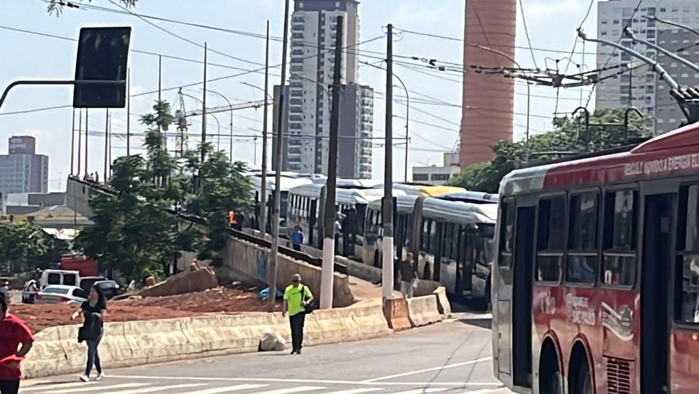 Ônibus fecham entrada e saída de terminais em SP — Foto: Ilton Fernandes/TV Globo