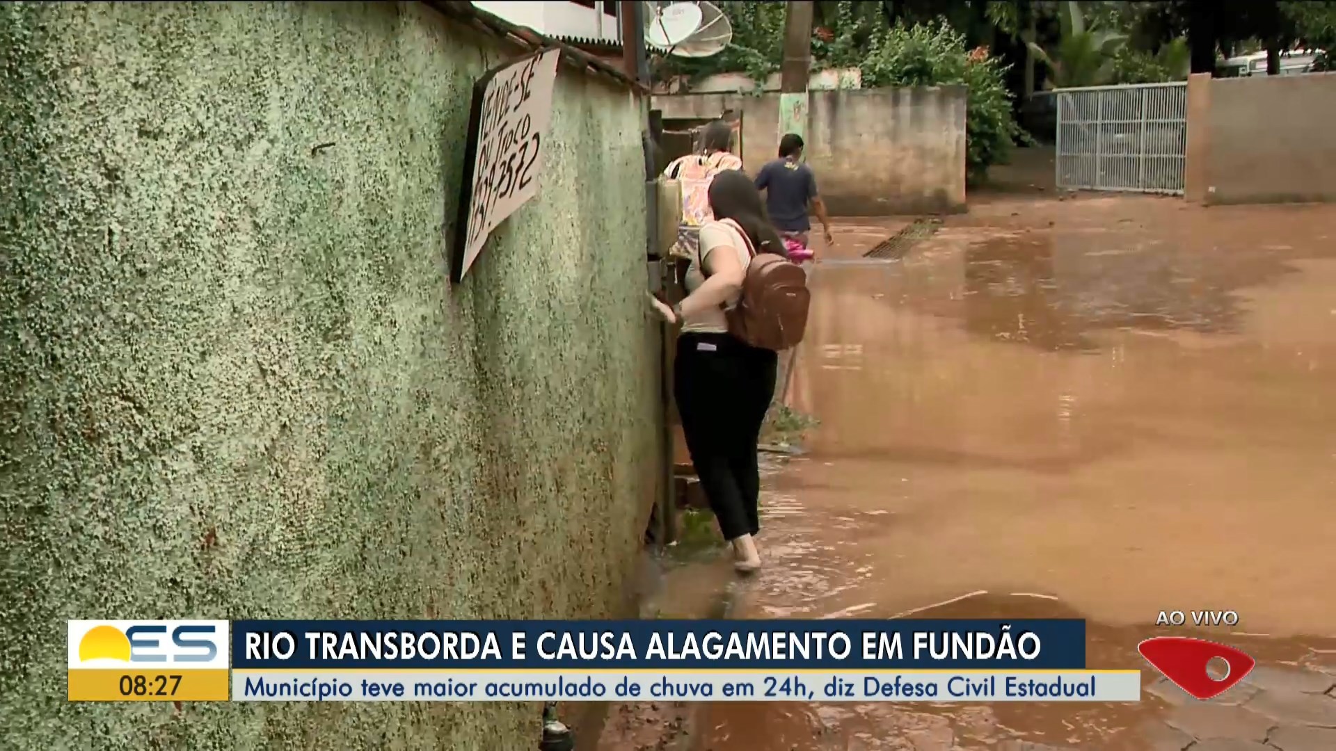 Rio transborda após chuva e cidade do ES fica com bairros ilhados 