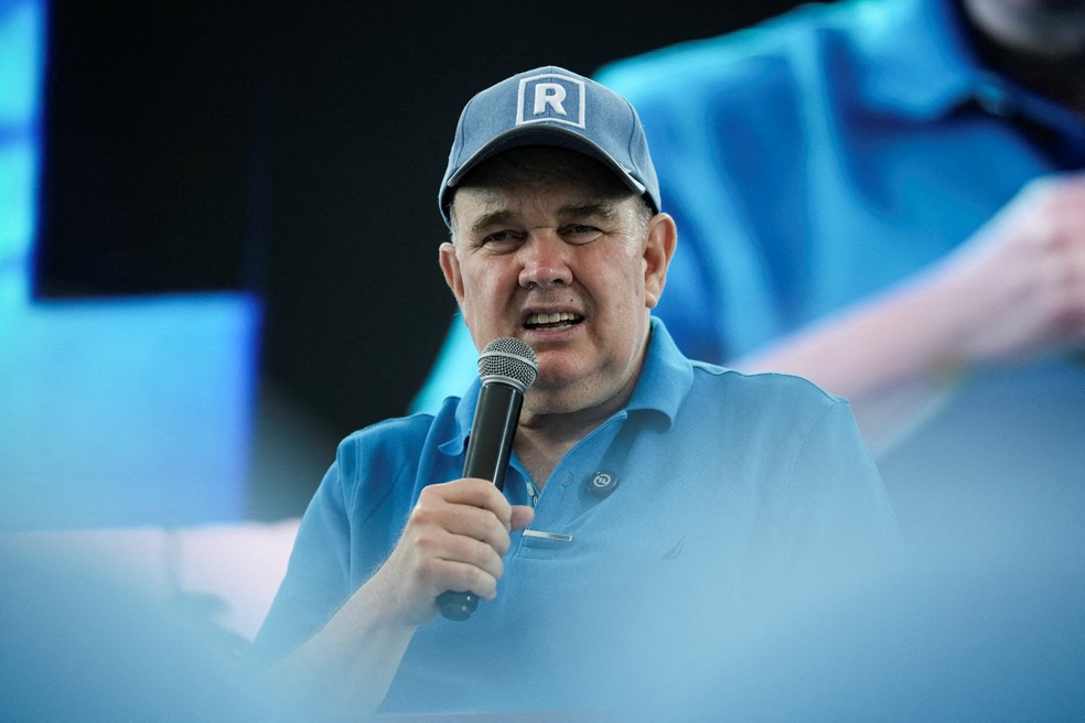 O candidato à Presidência do Peru Rafael López Aliaga durante campanha em Lima no dia 4 de abril de 2026 — Foto: Angela Ponce/Reuters