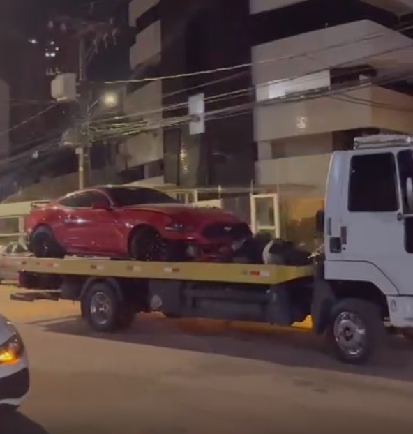 Carro de luxo em alta velocidade atinge veículos estacionados no bairro do Umarizal, em Belém