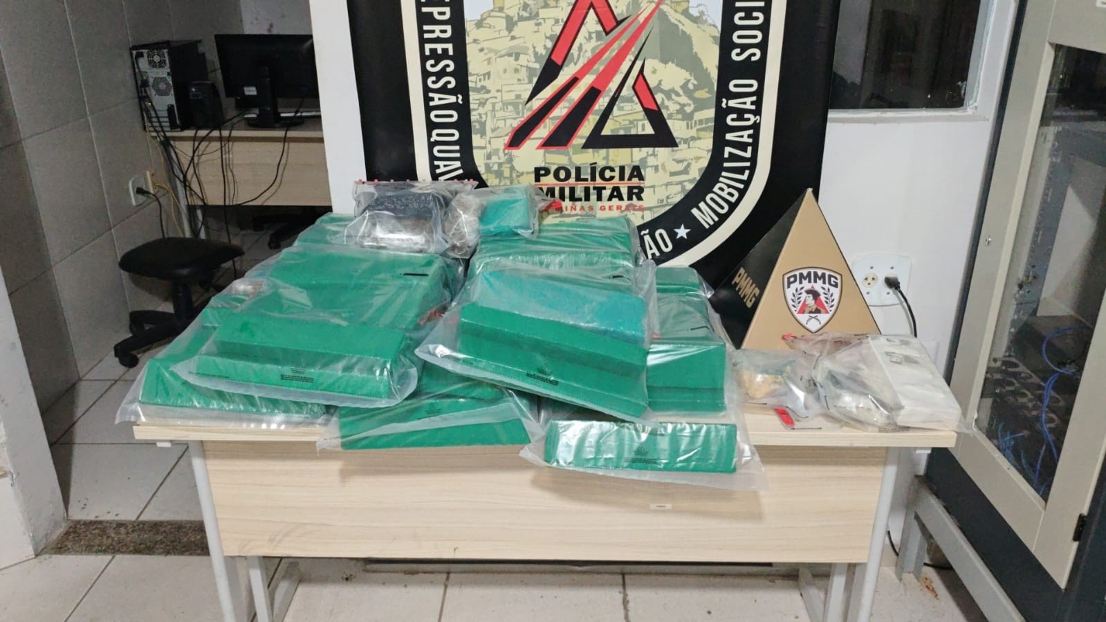 Jovem é presa com mais de 70 barras de maconha e cocaína escondidas em geladeira em Governador Valadares