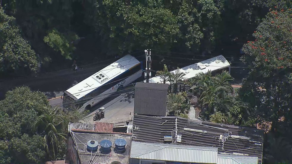 Bandidos usam ônibus como barricadas na Estrada do Itanhangá e na Muzema — Foto: Reprodução/TV Globo