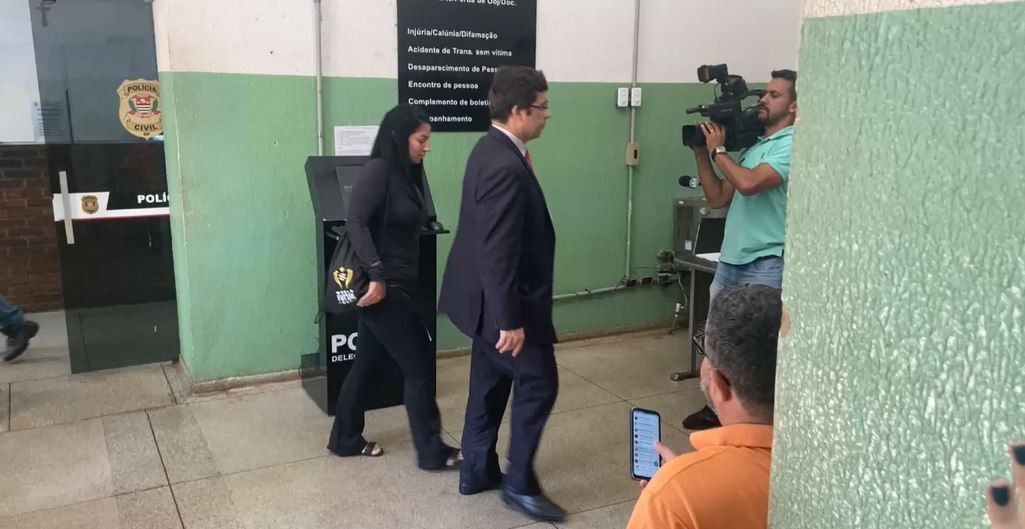 Fotógrafa acusada de matar namorado a facadas se apresenta à polícia após ter prisão preventiva decretada