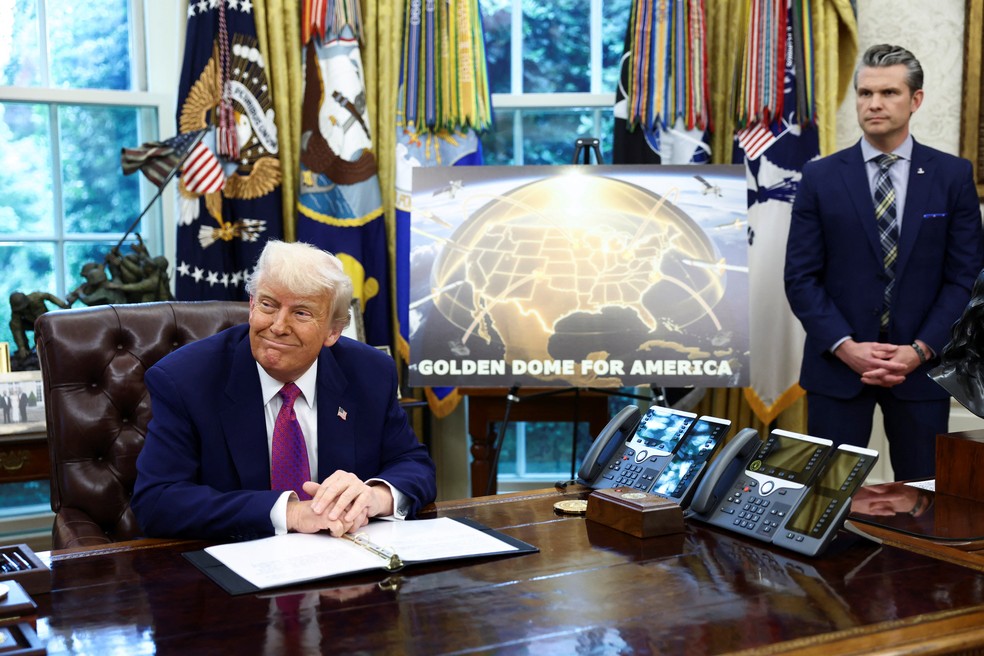 Donald Trump e o secretário de Defesa dos EUA, Pete Hegseth, mostram projeto do Golden Dome — Foto: REUTERS/Kevin Lamarque