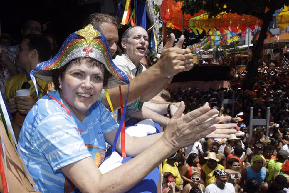 Dilma Rousseff participa do desfile do Galo de 2010, ao lado de Eduardo Campos e Ciro Gomes — Foto: Agência Estado