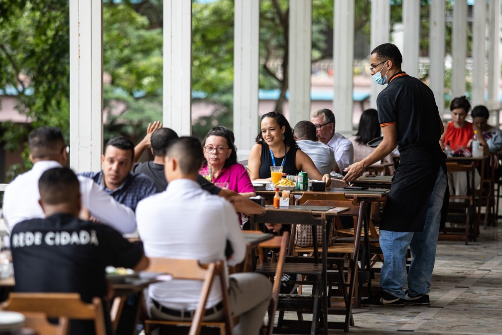 Setor de serviços — que engloba bares, restaurantes, hotelaria, salões de beleza e outras atividades do tipo — turbinaram o PIB brasileiro em 2022 — Foto: Fábio Tito/g1