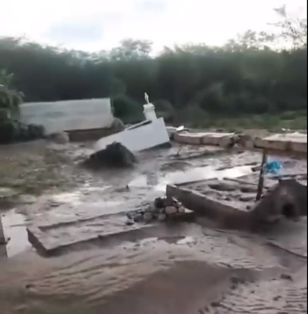 Túmulos foram danificados com chuvas e transbordo de rio — Foto: Reprodução