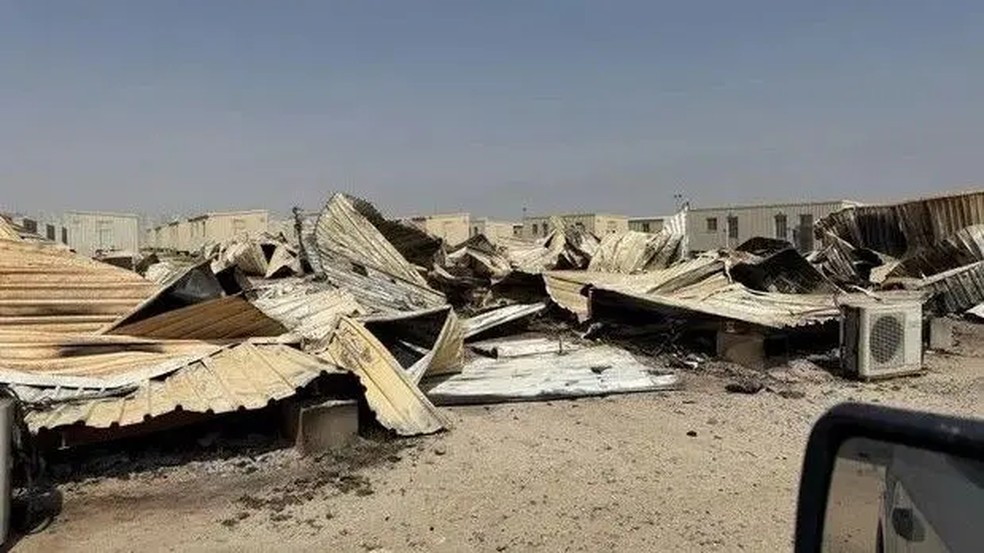 Trailers destruídos por um ataque iraniano no acampamento Buehring, no Kuwait — Foto: CBS News via BBC