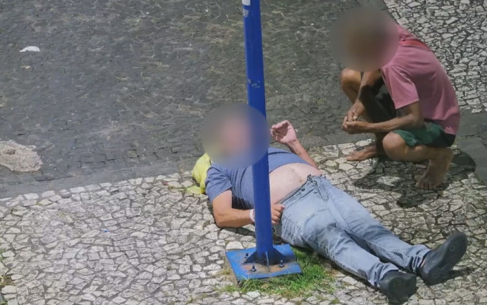 Em vez de socorrer, suspeitos aproveitam que idoso passou mal para assaltá-lo em praça de Franca, SP — Foto: Reprodução/ Câmera de segurança
