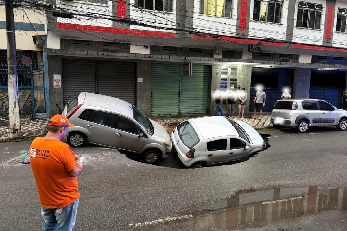 Carros caem em cratera após rua ceder durante temporal em Barra Mansa