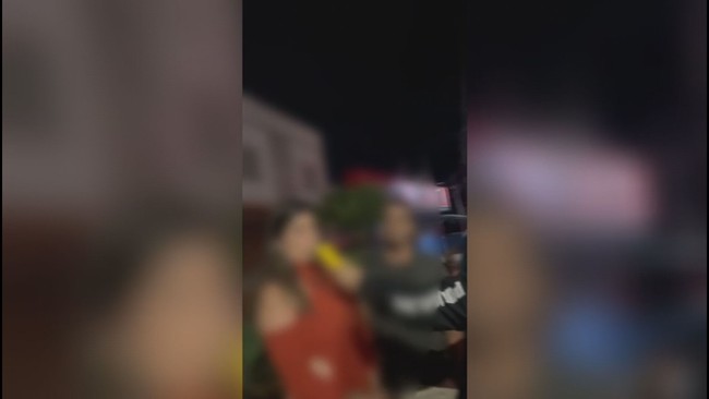 Em blitz, motorista diz que bebeu e tenta convencer policiais a soprar o próprio bafômetro