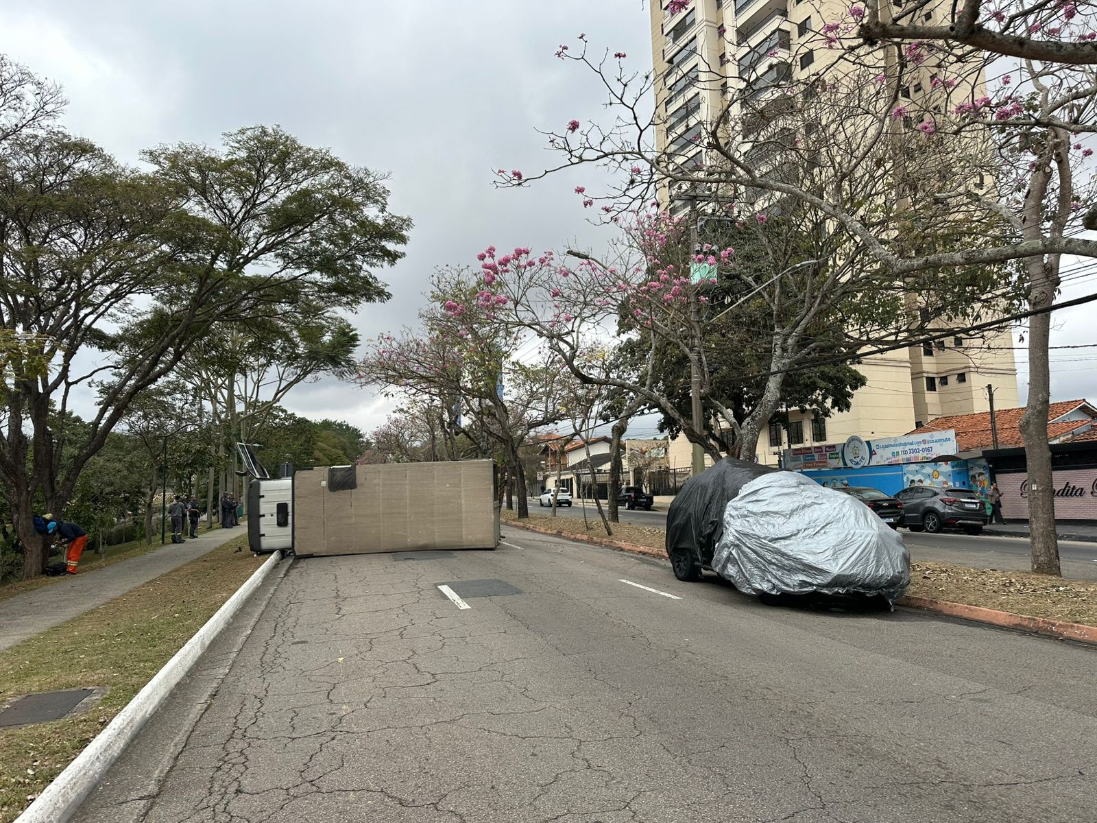 Viatura da PM e caminhão com carga de farinha se envolvem em acidente, em São José dos Campos