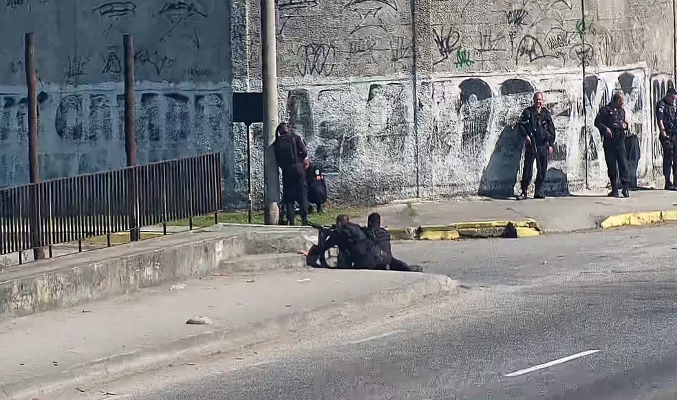 PMs trocam tiros com bandidos na Avenida Brasil — Foto: Reprodução/Centro de Operações Rio