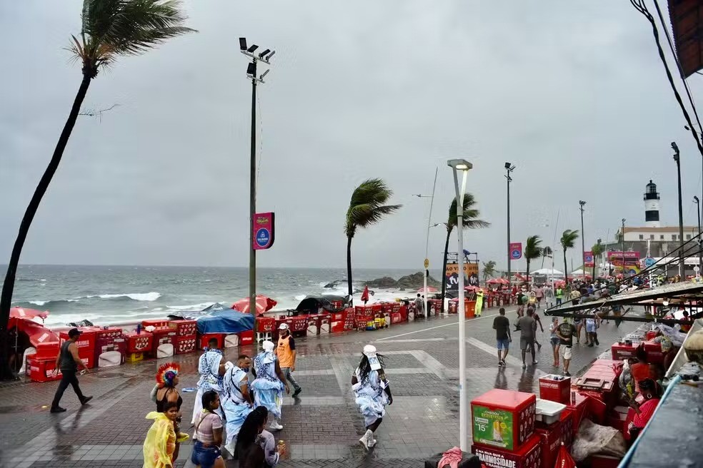 Ambulantes no circuito Barra-Ondina, durante o carnaval de Salvador — Foto: Enaldo Pinto/Ag Haack