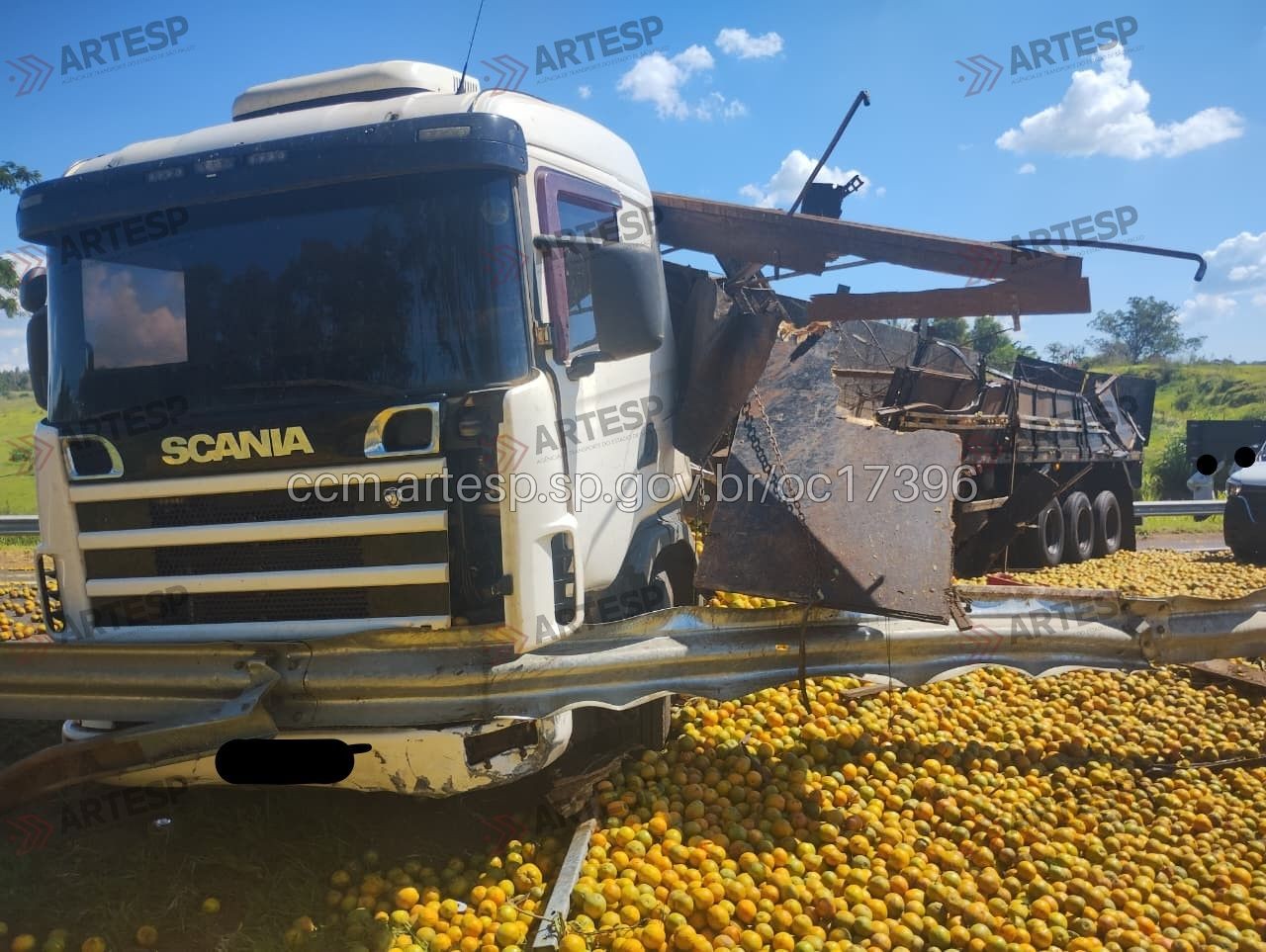 Carreta carregada com 36 toneladas de laranja tomba e bloqueia rodovia no interior de SP