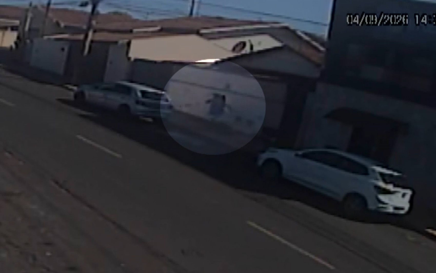 Homem é preso após agredir e arrastar companheira no meio da rua em Bebedouro, SP; VÍDEO