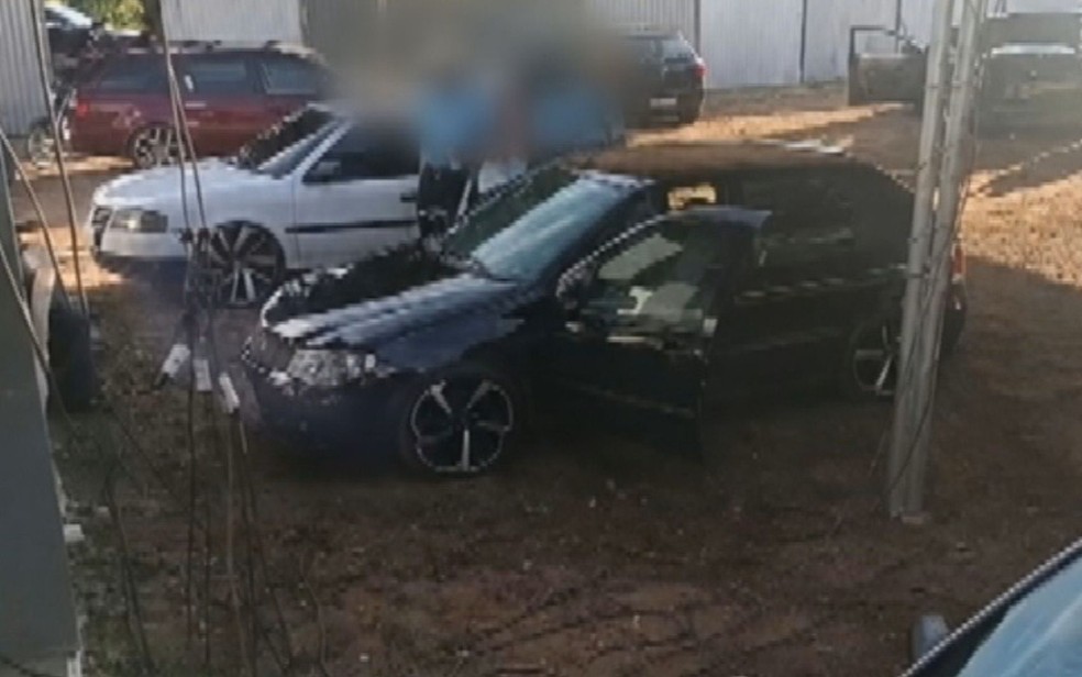 Segundo informações da TV Anhanguera, os carros da festa de som automotivo estavam com cabos de energia conectados entre si — Foto: Reprodução/ TV Anhanguera