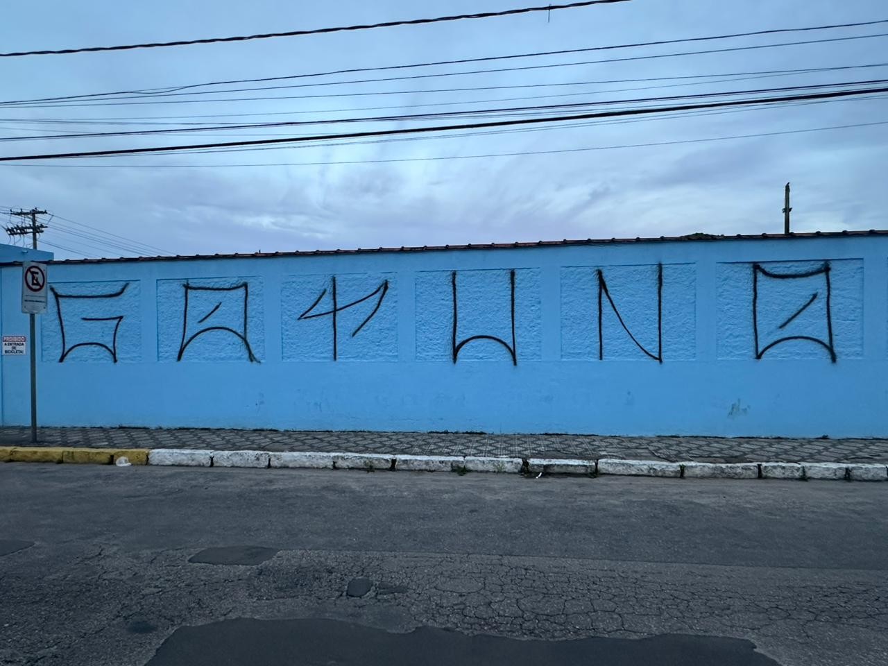 Funcionário da Prefeitura de Ubatuba é preso suspeito de pichar muro do cemitério da cidade