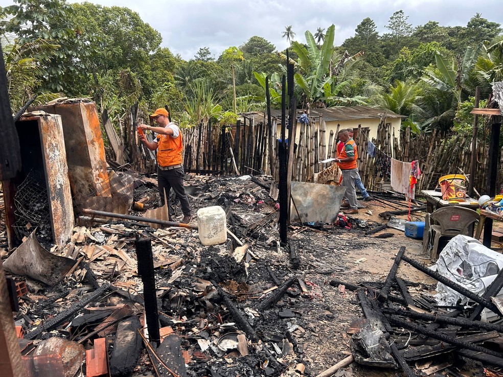 Casa foi totalmente destruída pelo fogo em Lauro de Freitas — Foto: Redes sociais