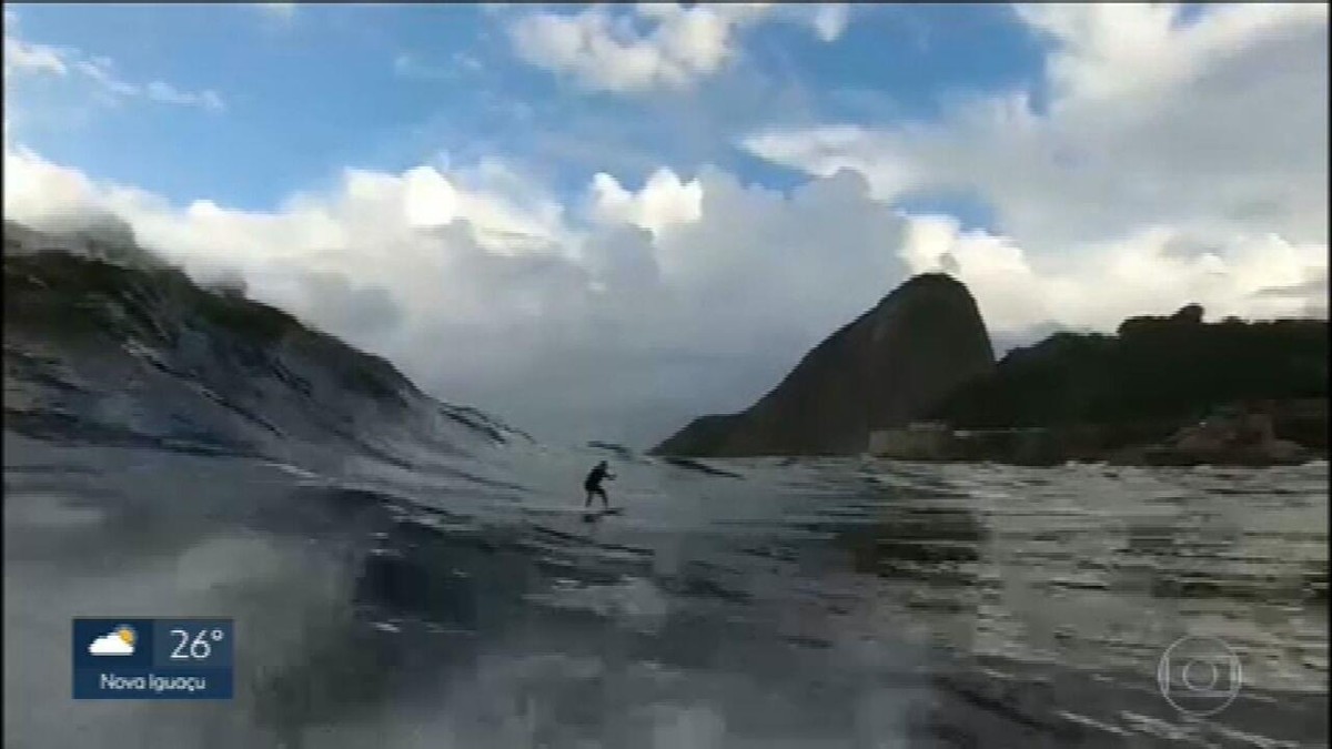 Com ventos fortes e mar agitado na Baía de Todos-os-Santos, ondas