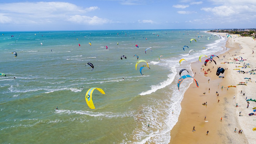Praia do Cumbuco destino internacional de praticantes de kitesurfe — Foto: Nilton Alves/TV Verdes Mares