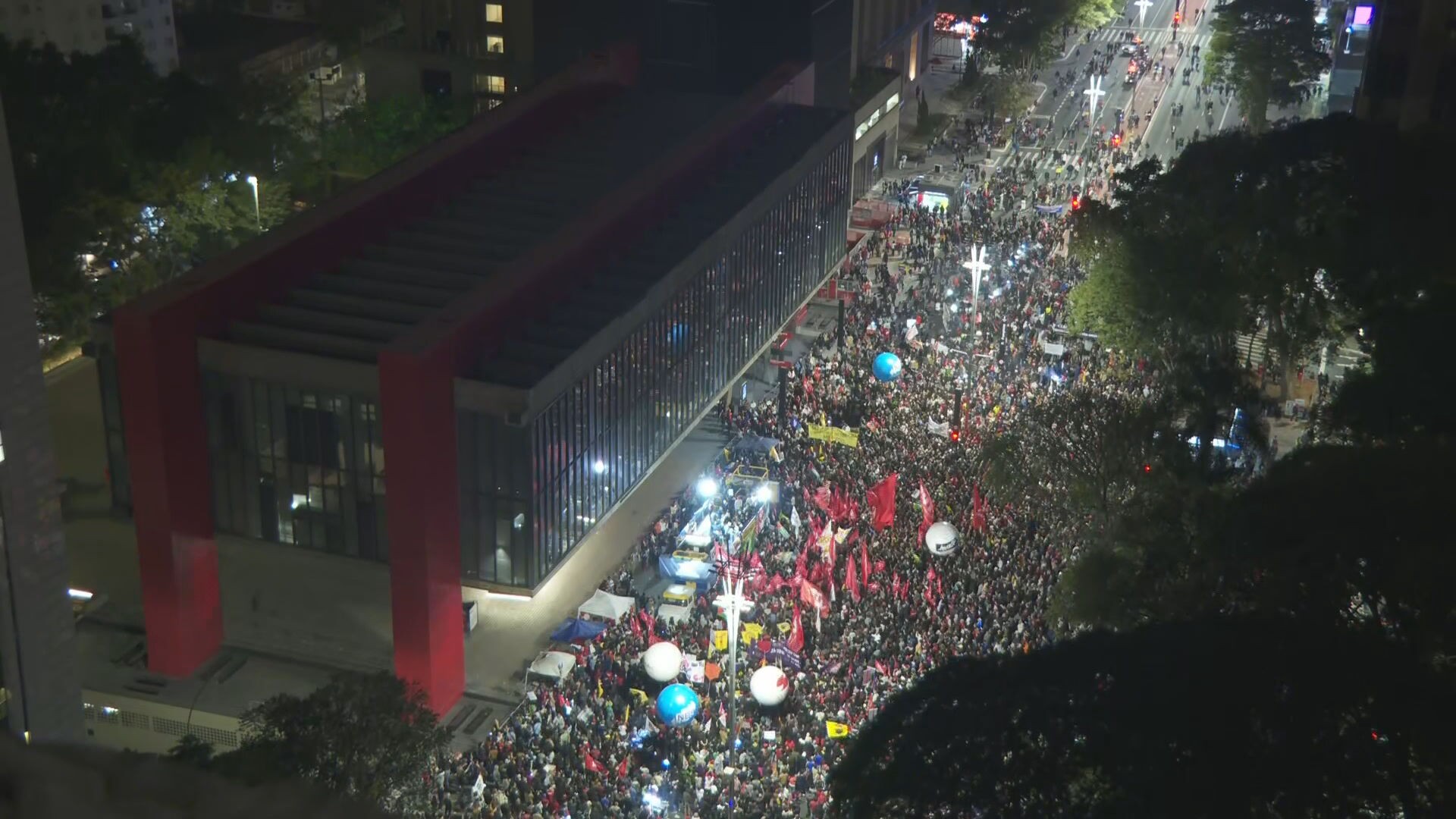 Manifestantes ocupam Av. Paulista em protesto contra tarifaço imposto por Trump ao Brasil e pela taxação dos super-ricos 