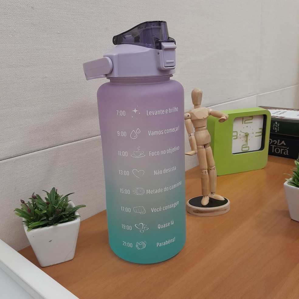 2 litros, você consegue!' Garrafas d'água motivacionais são indicadas por  médicos? Quanto devo beber por dia?, Saúde
