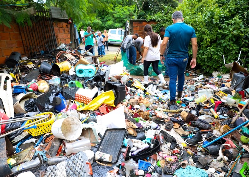 Força-tarefa contra acúmulos retira seis toneladas de materiais de casa de idoso em Santa Bárbara