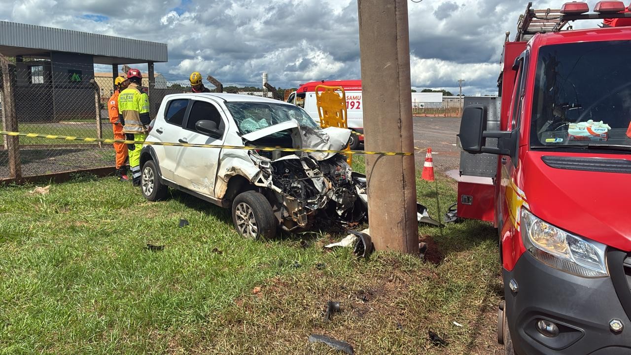 Funcionário morre ao bater carro em poste em frente à empresa onde trabalhava no Distrito Industrial