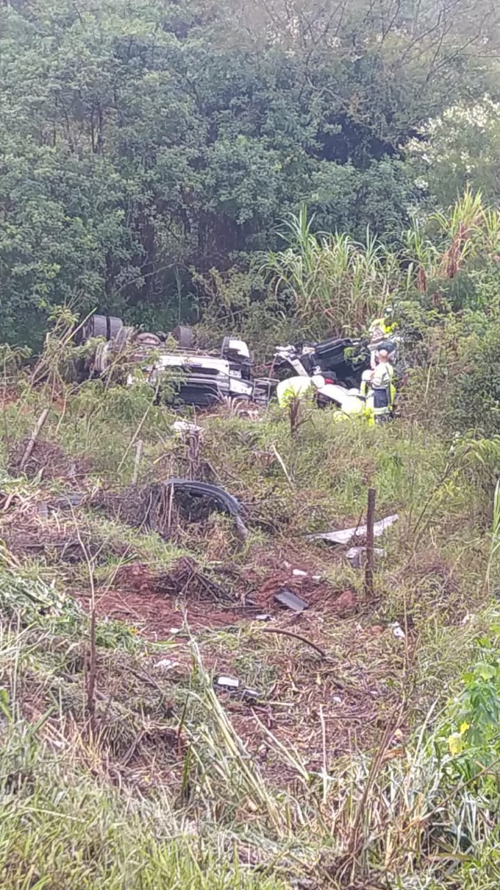 Capotamento de caminhão deixa uma pessoa morta e outra ferida na BR-040, na Grande BH
