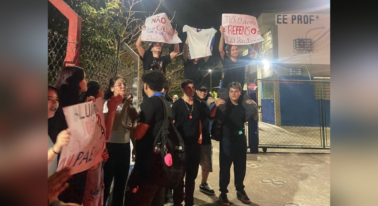 Pais e alunos protestam contra encerramento do período noturno em escolas estaduais de Votorantim