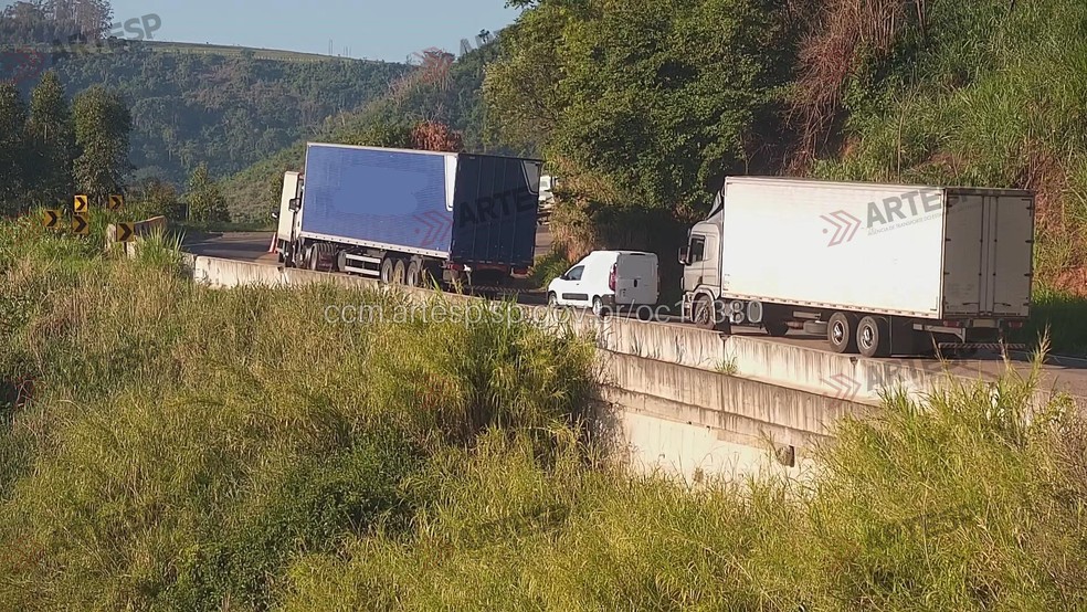Trecho foi interditado para atendimento da ocorrência em Botucatu — Foto: Artesp/Divulgação