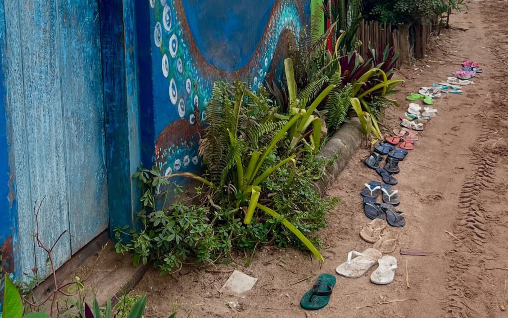 Conheça restaurante na Bahia que tem fila de chinelos para conseguir reservas