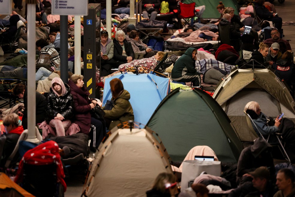 Moradores de Kiev se abrigam em estação de metrô durante ataque russo, em 2 de junho de 2026 — Foto: REUTERS/Alina Smutko