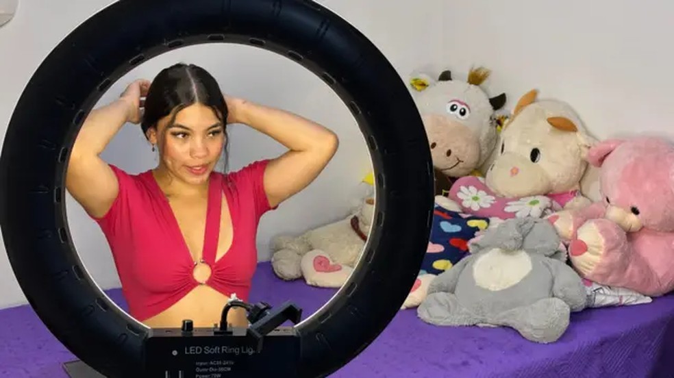 Keiny começou a trabalhar como modelo de webcam quando tinha 17 anos de idade. Agora, ela tem 20 anos — Foto: Jorge Calle / BBC
