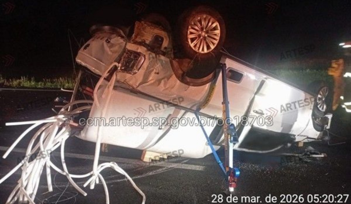 Motorista capota picape e deixa dois feridos na Rodovia dos Bandeirantes, em Hortolândia