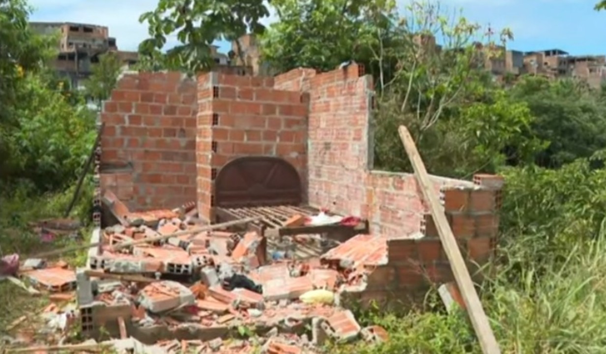 Homem é morto a tiros durante destruição de residências em suposta invasão em Salvador