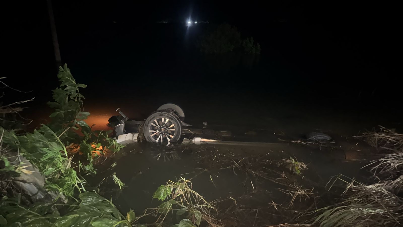 Cinco pessoas morrem após caminhonete capotar e afundar em lago, no Norte de RR