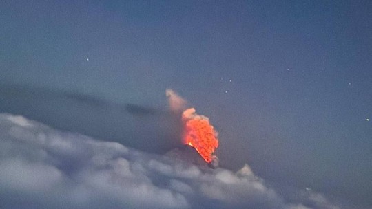 Vulcão entra em erupção na Rússia horas após terremoto, na mesma região do epicentro do tremor - Segundo informações preliminares e imagem divulgada pelas autoridades russas, lava incandescente está fluindo pela encosta oeste do Klyuchevskoy. Segundo agência, um brilho intenso é visível acima do vulcão e explosões estão sendo ouvidas.