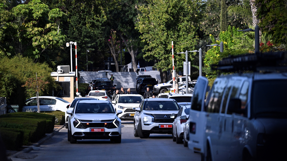 Rua onde fica a residência privada de Netanyahu, em Caesarea, no norte de Israel, após ataque de drone — Foto: REUTERS/Rami Shlush