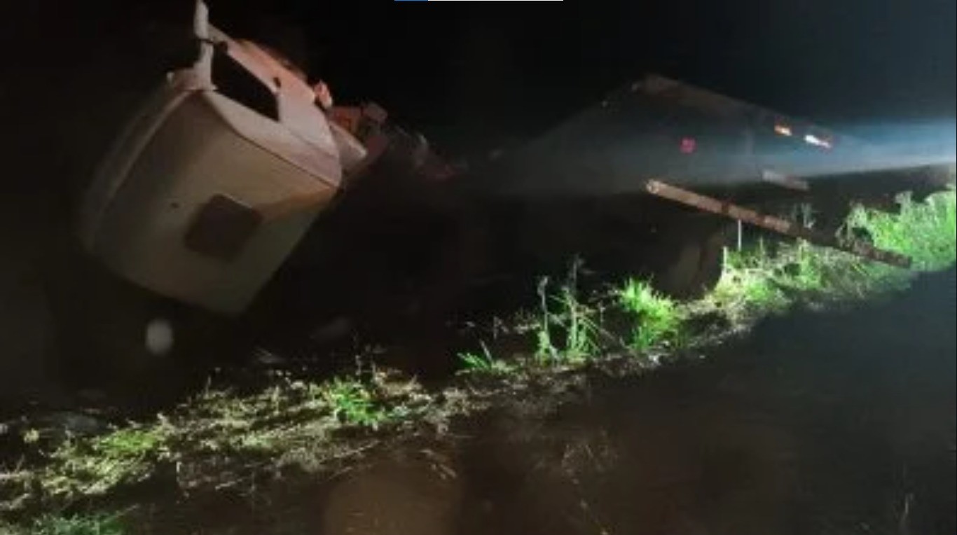 Motorista morre após caminhão tombar na BR-158 em MT