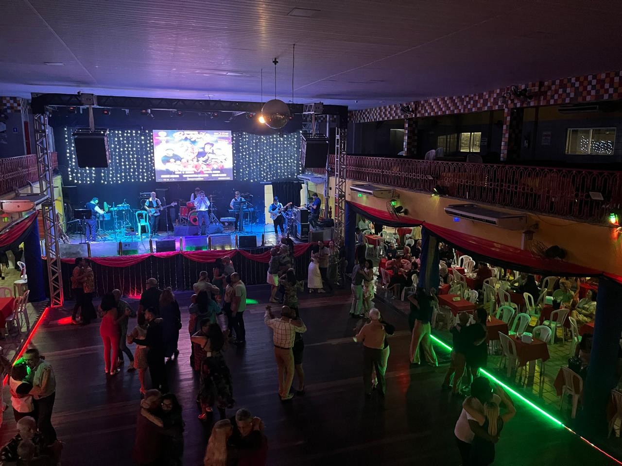Entre boleros, salsas e memórias, clubes tradicionais do Recife mantêm viva história cultural da cidade e resistem abraçando novas gerações
