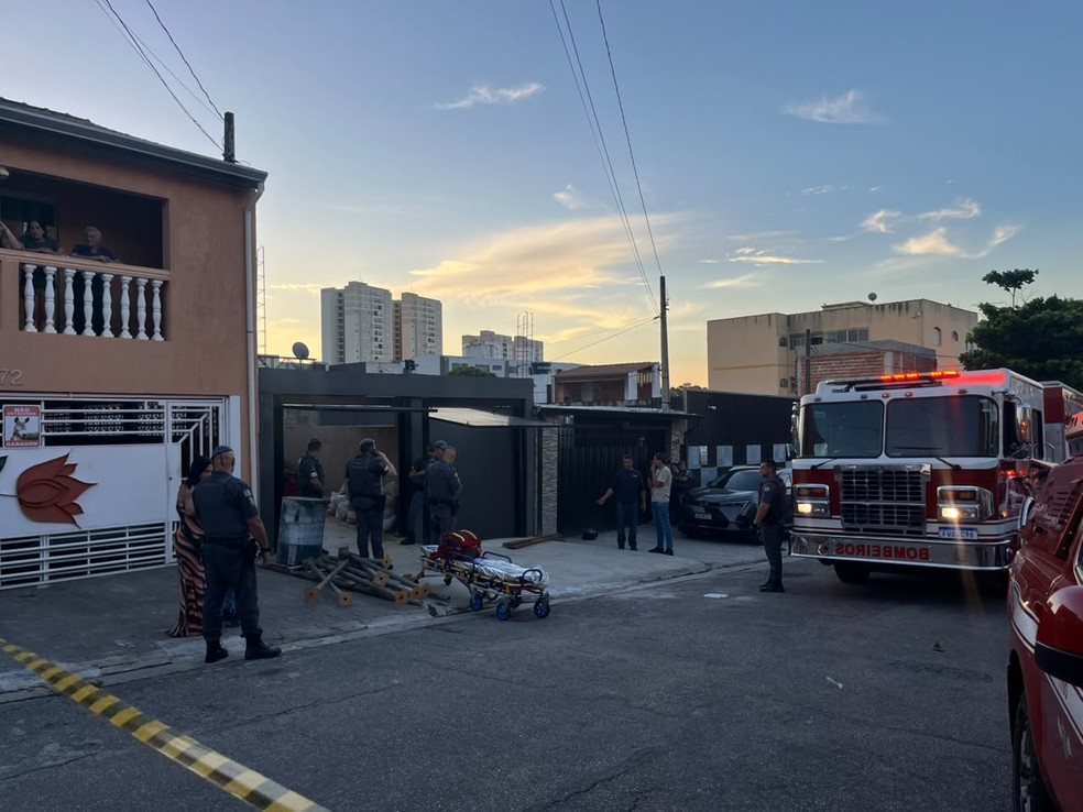Laje de casa desaba e mobiliza bombeiros em Sorocaba — Foto: Roberta Galdino/TV TEM