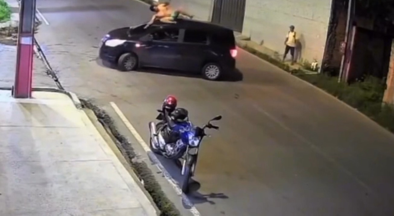 Motociclista sem capacete 'dá mortal' e cai de pé após batida com carro em Manaus; VÍDEO