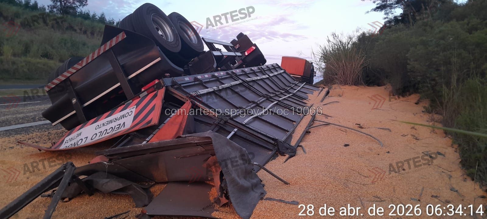Carreta carregada de milho tomba e espalha carga na SP-333 em Júlio Mesquita