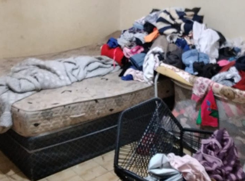 Maus-tratos: crianças e animais estavam em condições precárias em Tambaú. Pais foram presos em flagrante pela Polícia — Foto: Polícia Civil