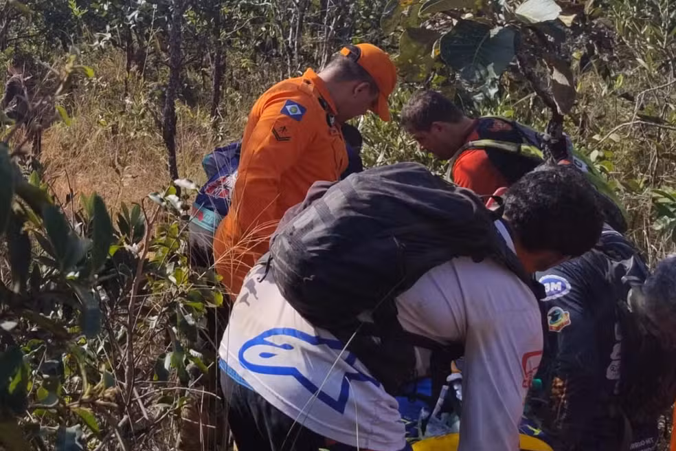 Após o resgate Eder foi encaminhado para atendimento médico — Foto: Corpo de Bombeiros Militar