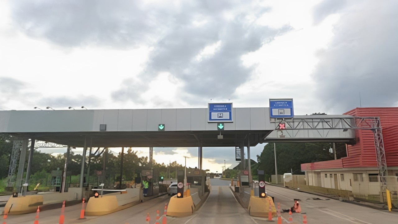 Assalto a praça de pedágio termina em tiros após funcionária não conseguir abrir cofre na BR-262