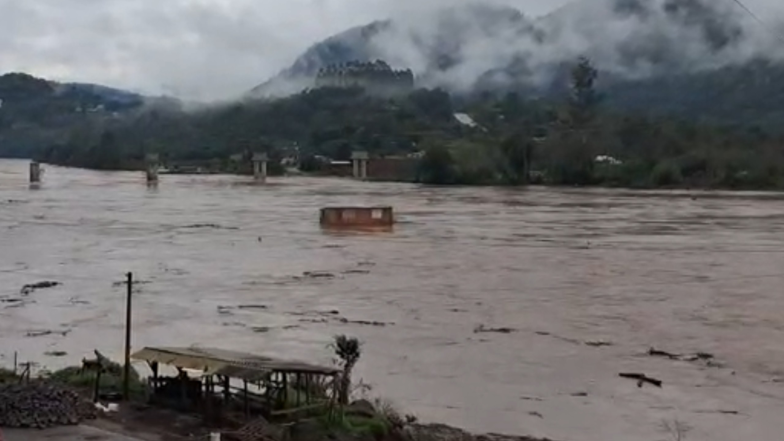 VÍDEO: Moradora registra momento em que casa é levada pela correnteza na Serra Gaúcha
