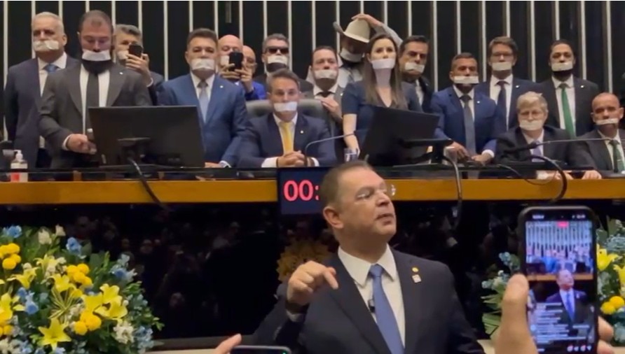 Prisão domiciliar de Bolsonaro domina o ambiente no Congresso Nacional na volta dos trabalhos